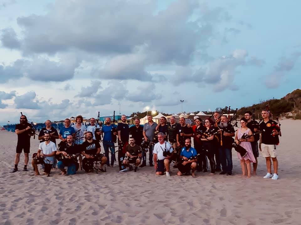 Foto di gruppo sulla spiaggia di Calambrone